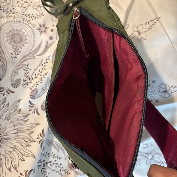 Patagonia Atom 8L Sling Backpack - Picture 4 of 5